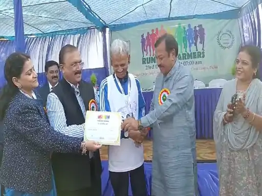 विजेताओं को सम्मानित करते सांसद विजय बघेल