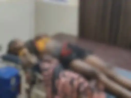 महिला गंभीर रूप से झुलस गई है। आरोप है कि पति ने रात को घर से निकाल दिया था।